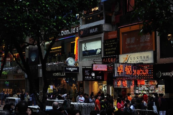 香港最繁华的地方是哪个街 wKgBm04UJn-nR26-AAI5iiH3XhI77.jpeg?imageView2%2F2%2Fw%2F600%2Fh%2F600%2Fq%2F90