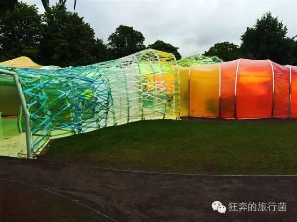 其实坐在这里南岸的现代建筑群已经是一览无遗了,本土设计师诺曼福斯特设计的市政厅和最新的碎片大厦在这帝国建筑群中显得有点突兀,再有就是和伦敦塔融为一体的塔桥就在眼前,抖擞一下精神向着塔桥动起来。 这座1849年竣工的维多利亚时代的伟大工程很快就成为了伦敦的象征,有着小尖顶的塔楼和衔接天桥支撑着整个架构,如果有大船通过或者遇到某些特殊场合,桥面可以折叠升高。 天桥是可以上去的,在这里可以观赏到泰晤士河的美丽景色,还可以近距离观察为桥面开合提供动力的蒸汽机,不过在1976年之后蒸汽机被电力设备取代了。 经历了一