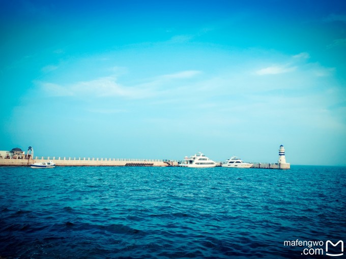 最近的海中,我们依旧独爱这片海。 两个人独行:浪漫; 闺蜜兄弟同游:自在; 带狗狗看海:惬意; 带娃泡沙滩:累并快乐着 之前没想过写攻略,因为每次来主要就是两个海滩各泡一天:山海同湾蓝月海滩&佳兆业海滩(后面会详细介绍) 行程一般为2-3天,通常我都会在山海同湾和佳兆业两个海滩遛一遛,两顿海鲜+一顿烧烤,再去小镇拍拍照海边晒晒太阳,就可以心满意足的返程了~ 2014-2017,4次