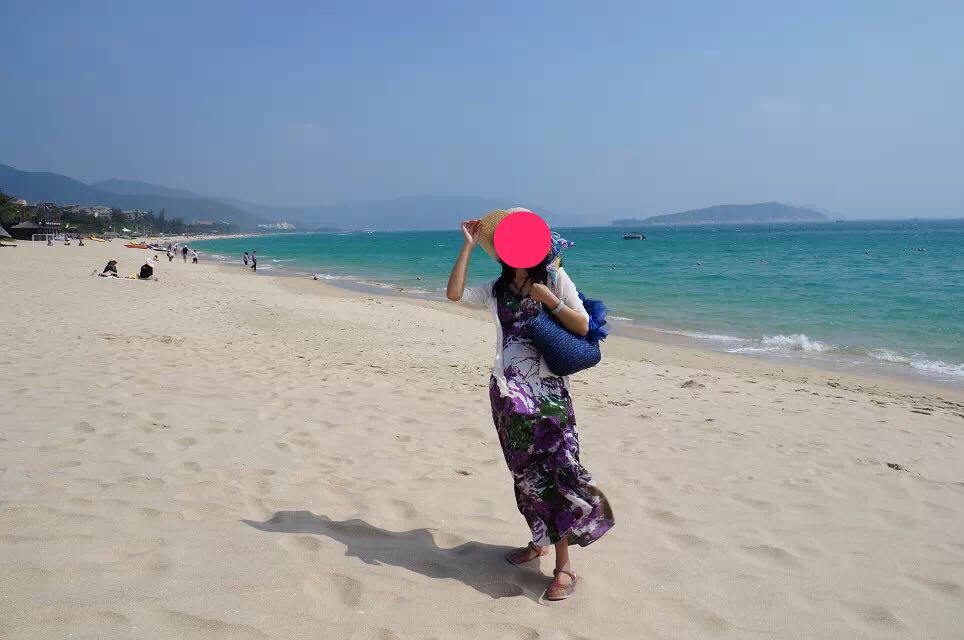 穿着比基尼的老外美女在晒太阳