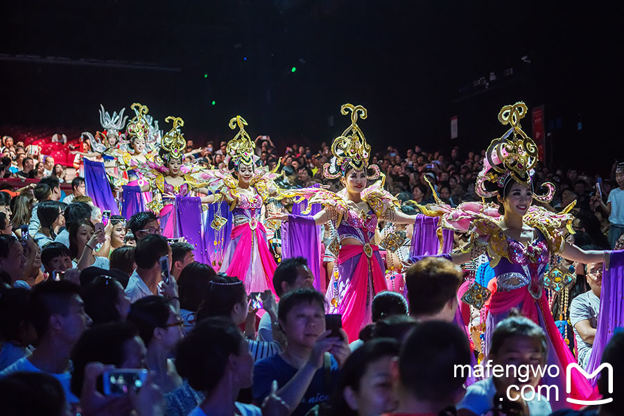 女演员们,从古代穿越到现代,翻开三亚国际旅游岛的华彩篇章,千古情