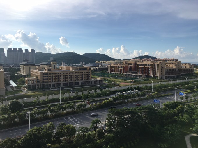 长隆,大约三个小时车程,过路费一共89元,下午三点半到酒店。 朋友家2大1小,定了一晚双床含海洋王国双人套票,再一晚净房,一共1798;我家3大1小,定了一晚家庭一套房三人套票,再一晚净房,一共2398。家庭一套房是一室一厅一厨一卫,但其实是睡不了三个大人的,换两室一厅的家庭二套房或者是加床都是每晚加200。 因为小朋友们在车上已经睡好午觉,所以整理好之后我们就去海洋王国了。 从迎海公寓开车过去大约五分钟,停车场基本都是5元一小时,我们可以凭房卡免费停在马戏酒店,但是马戏酒店走过去大约要十来分钟,企鹅酒店