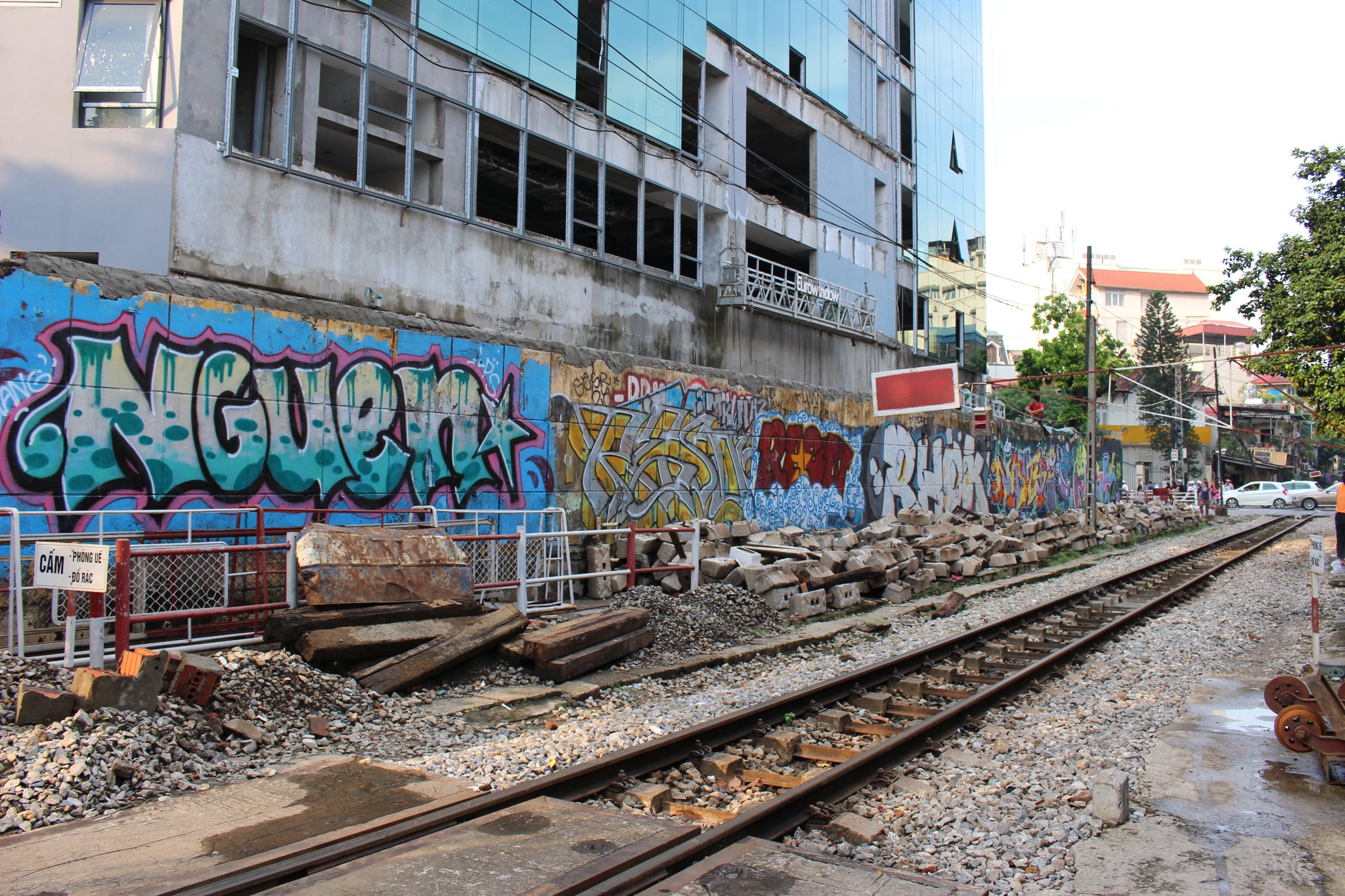废弃的火车轨道,满是涂鸦的墙壁.