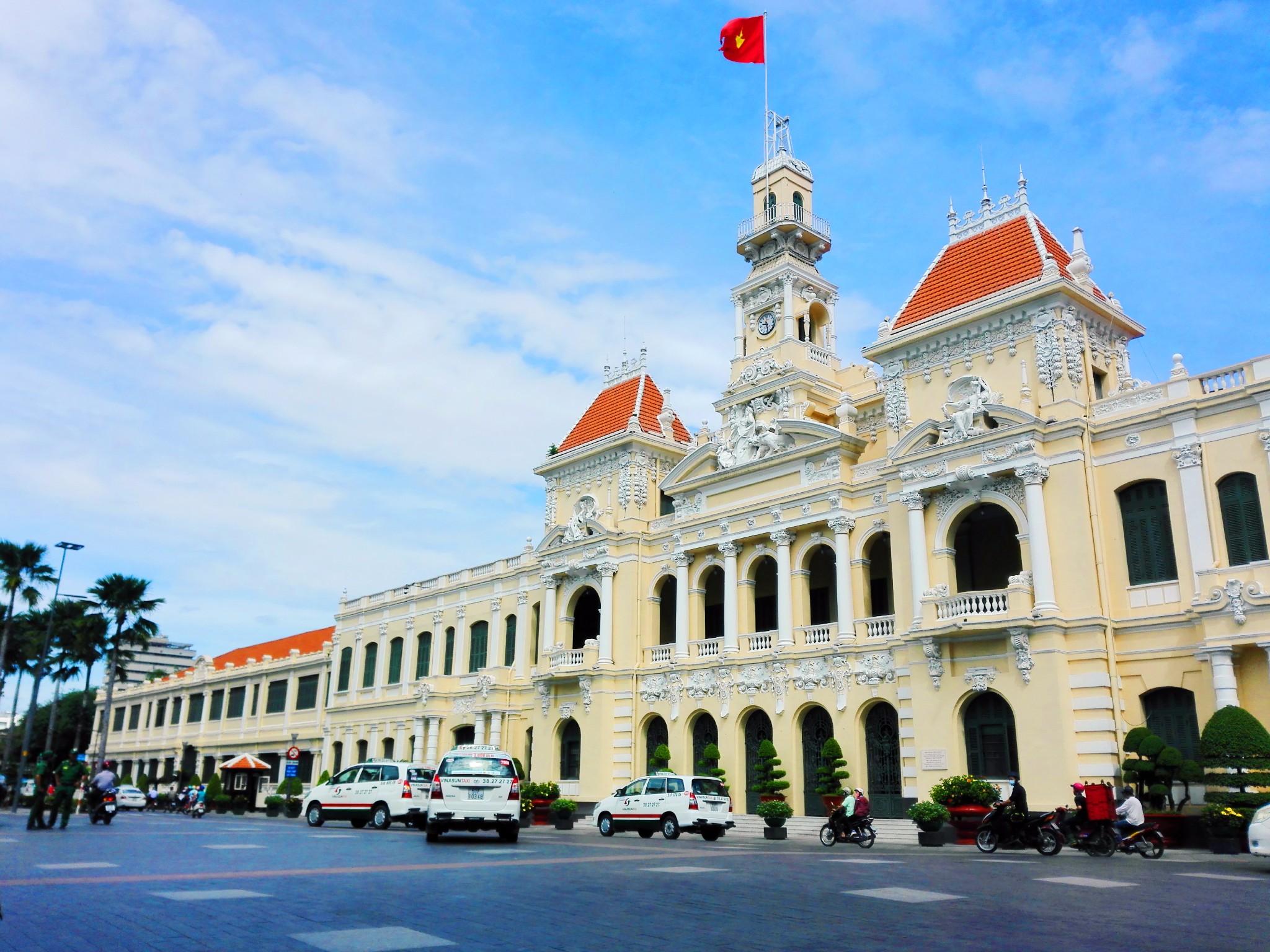 胡志明市政厅/胡志明市人民委员会 