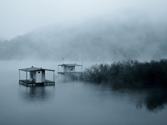 韩国华川黎明时分,垂钓台周围云雾缭绕,平静而安宁.