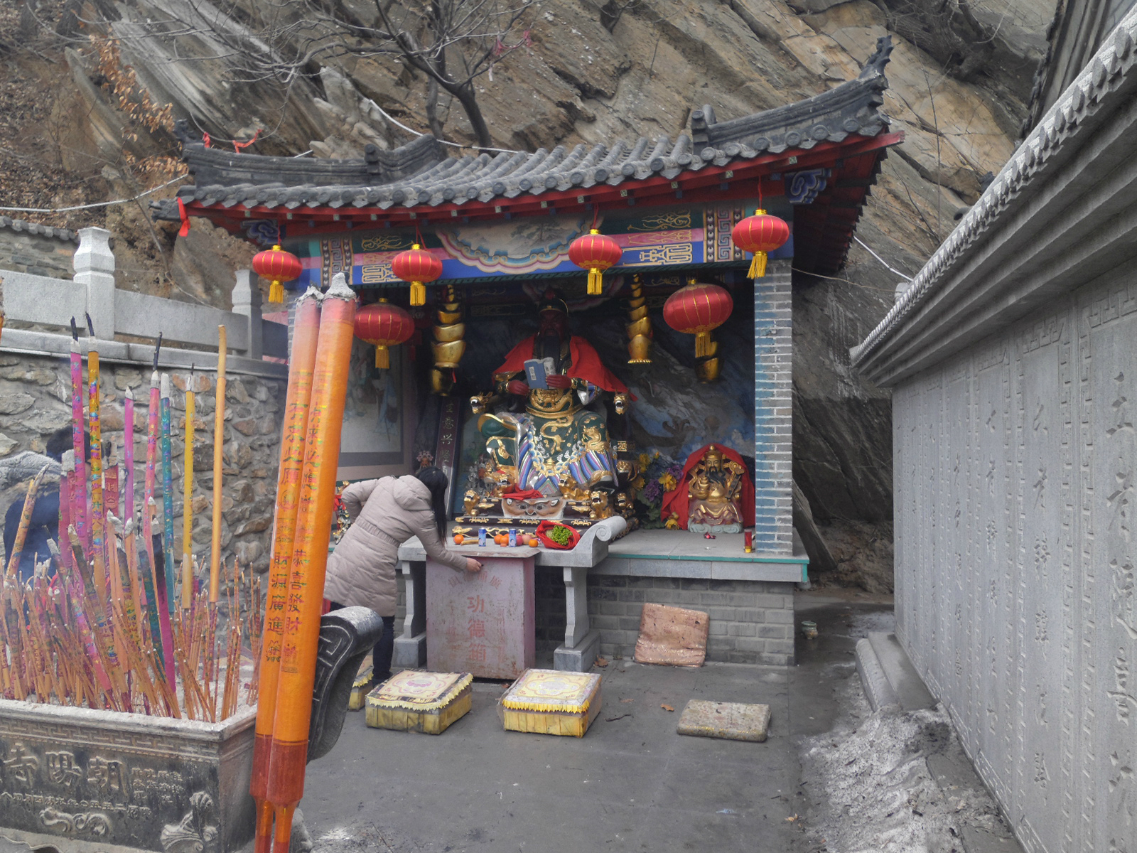 金州大黑山朝阳寺位于大连金州大黑山.