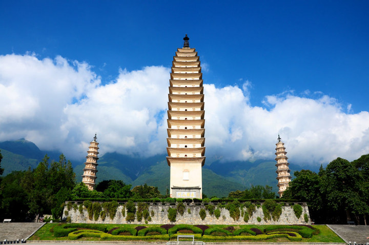 崇圣寺三塔  东对洱海,西靠苍山, 大理 历史上首个规模最为宏大的