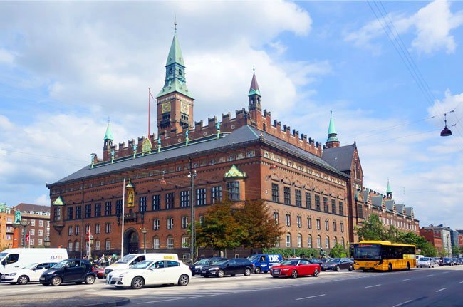 哥本哈根最古老的商业广场,周围有很多著名的建筑和历史遗迹 建筑风格