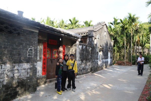 年初七 文昌老家红树林 清澜港 妻子老家在文昌市头宛镇,海边的一个小渔村,老家还有四位叔叔,初七要回去拜年。琼海到文昌如果坐高铁只要17元,十几分钟,初七这天高铁站人非常多,我们买不到高铁票,只好坐中巴去,大约一个多小时。祖屋的门口就是海边,有一大片茂密的红树林,前两年开发了一条穿越红树林的木板绿道,这里也成为了一处旅游地。