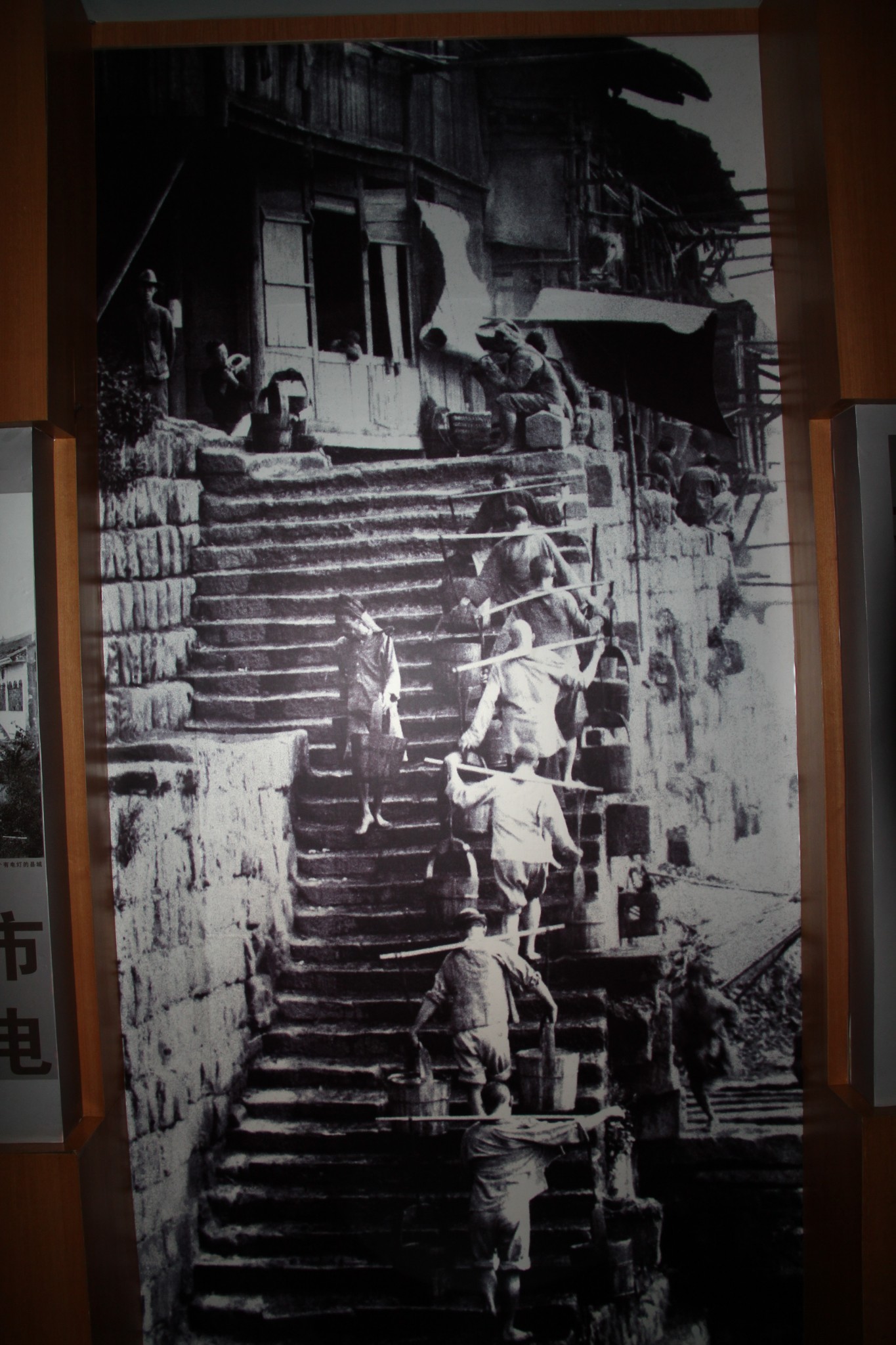 下图拍摄于三峡博物馆《重庆:城市之路》展馆 下图是位于枇杷山正街