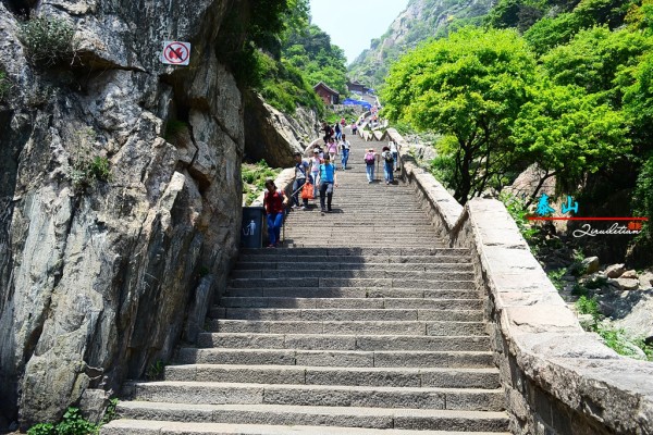 泰山有多少个台阶图片 wKgBpVV4BEOACPr7AA6xx8GdSYc51.jpeg?imageView2%2F2%2Fw%2F600%2Fh%2F600%2Fq%2F90