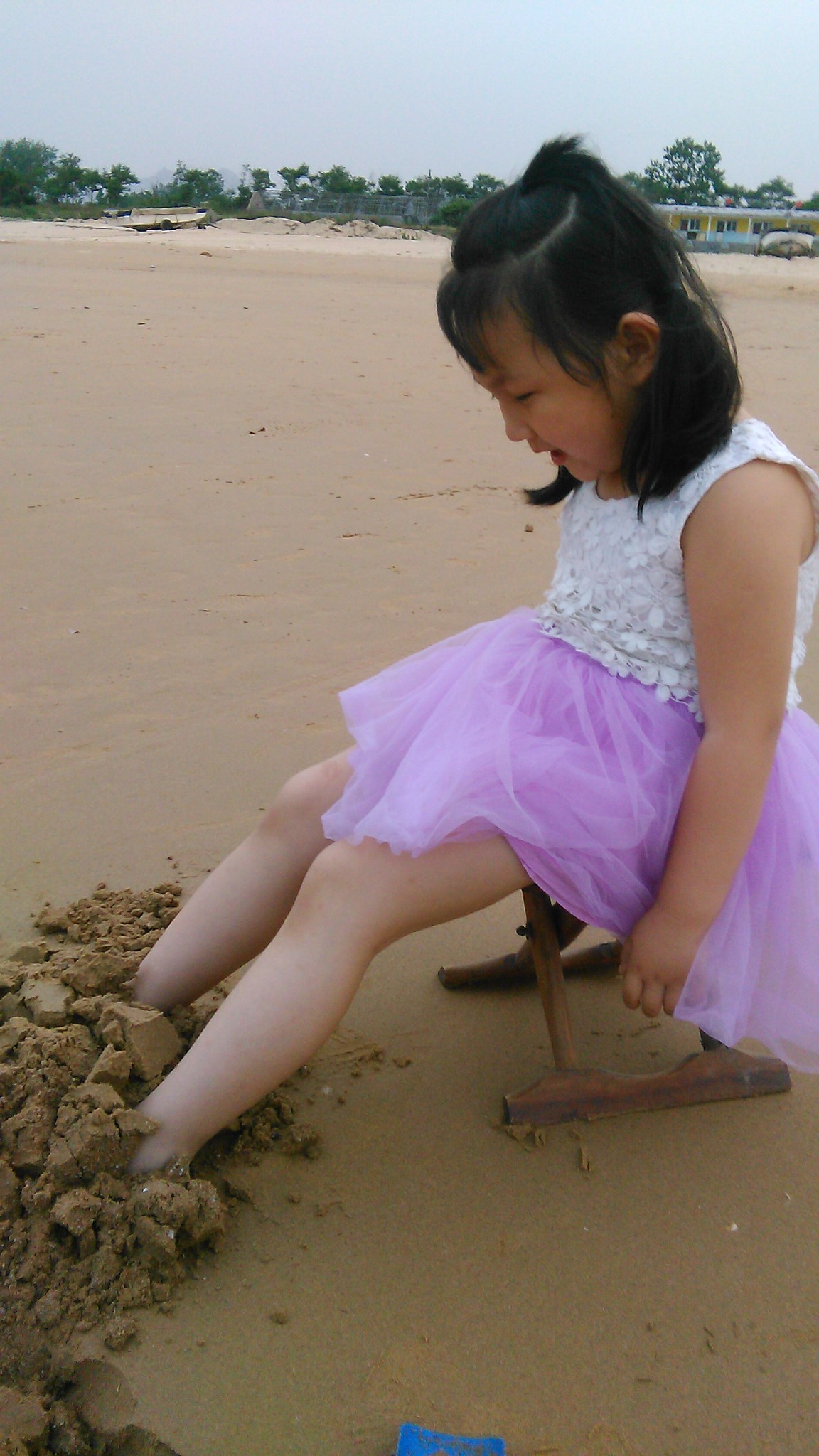 赶海的小姑娘,光着小脚丫