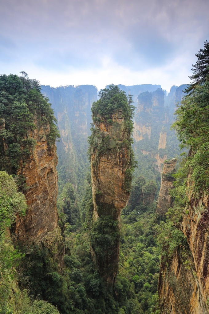 有人说,旅行是一种会让人上瘾的心灵毒药,确实如此,去了海边,就想去沙漠,去了沙漠,就想去草原,去了草原,还想去看看高山地球上的美景实在是太多太多,而且每一处都因自然和人文的不同而独具特色,西藏的神圣,西湖的浪漫,三亚的热情,都让人心驰神往!这次去了张家界,只能用艳遇来形容,层峦叠嶂、千奇百怪的山峰,意境深远,令人痴迷;清澈明净、跌宕多姿的秀水,温婉动人,让人沉醉。 张家界是我一直以来就很想去的地方,于是在网上搜集了很多资料,规划了很久,也做了详细的攻略。 【行程安排】 第一天:大氧吧广场金鞭溪百