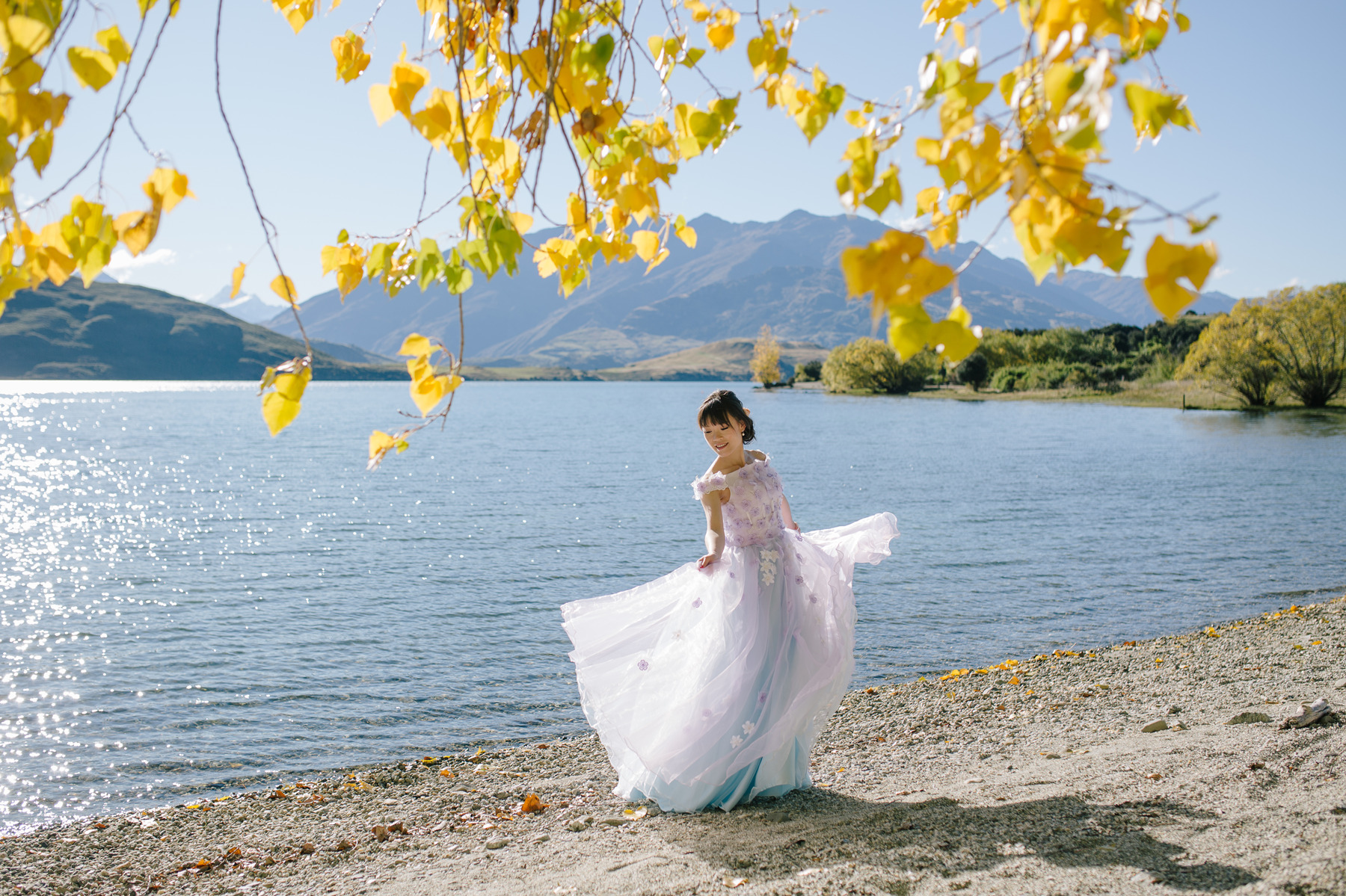 湖中长树婚纱照_婚纱照风格