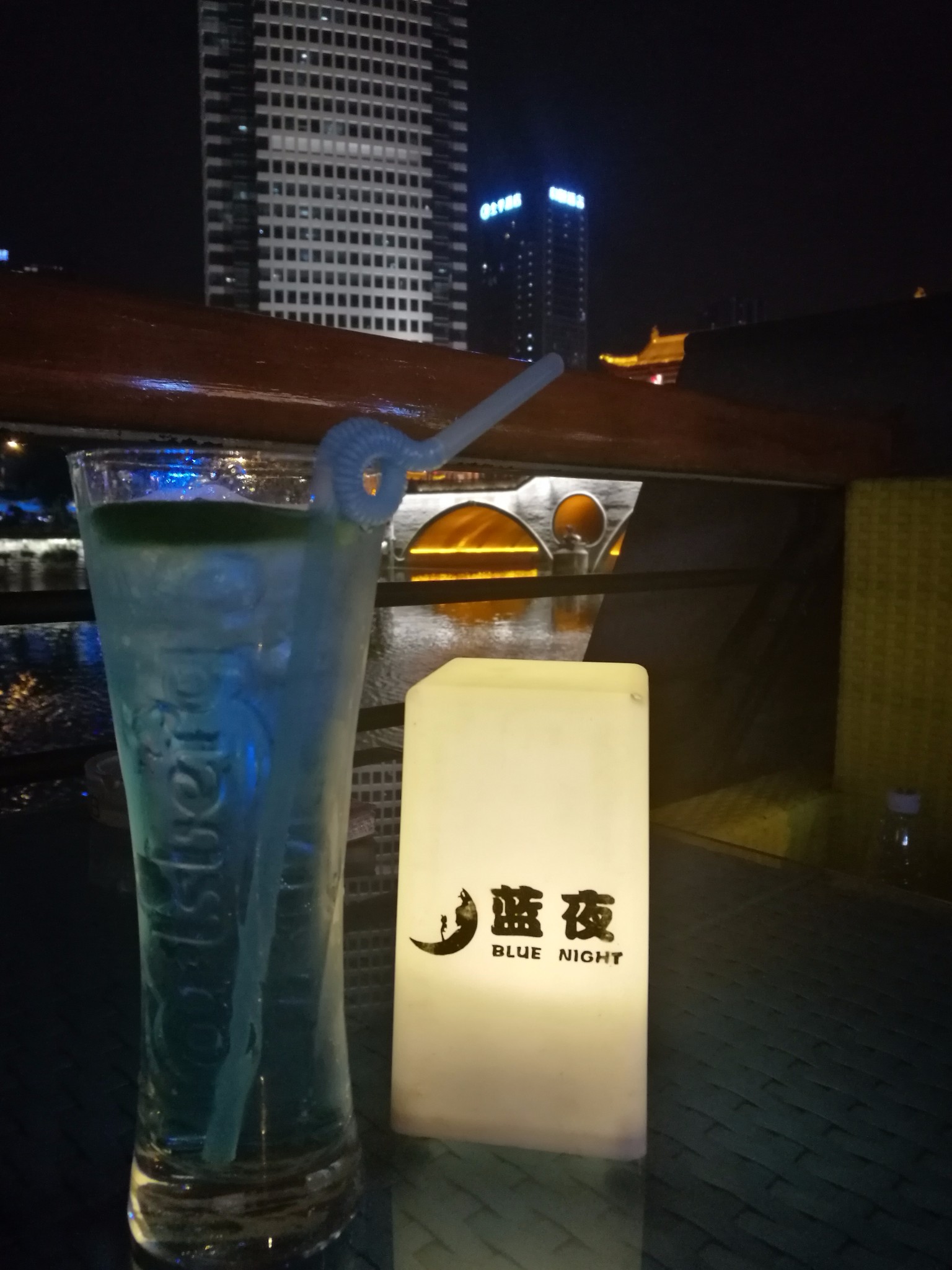 成都蜂王酒吧人均消费_蜂王酒吧(3)