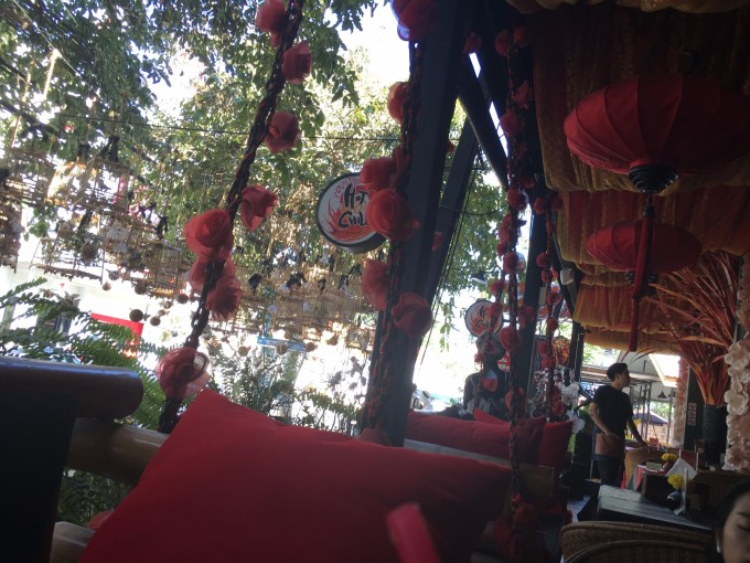 --> 泰国,这个美丽、热辣、性价比超高的国家,我是第三次踏上旅途,第一次是和大学同学们一起逛苏梅,第二次是带一家老家耍普吉,当然每次都在曼谷中转了的,以前都是提前很久抢的亚航的机票,而且几乎都是重庆飞(木办法,谁叫伦家贪便宜,另外每人7公斤的行李硬是每次都搞得我头痛。。。)这一次虽然不是今天说明天走,但是也只是提前了十几天预定,所以强烈的推荐去哪儿,去哪儿几乎给你搜索到的机票各种比价,最后定的春秋航空成都往返曼谷的,白班机,一人1060RMB貌似,关键的关键是行李是15kg内免费托运啊免费!这个时候定