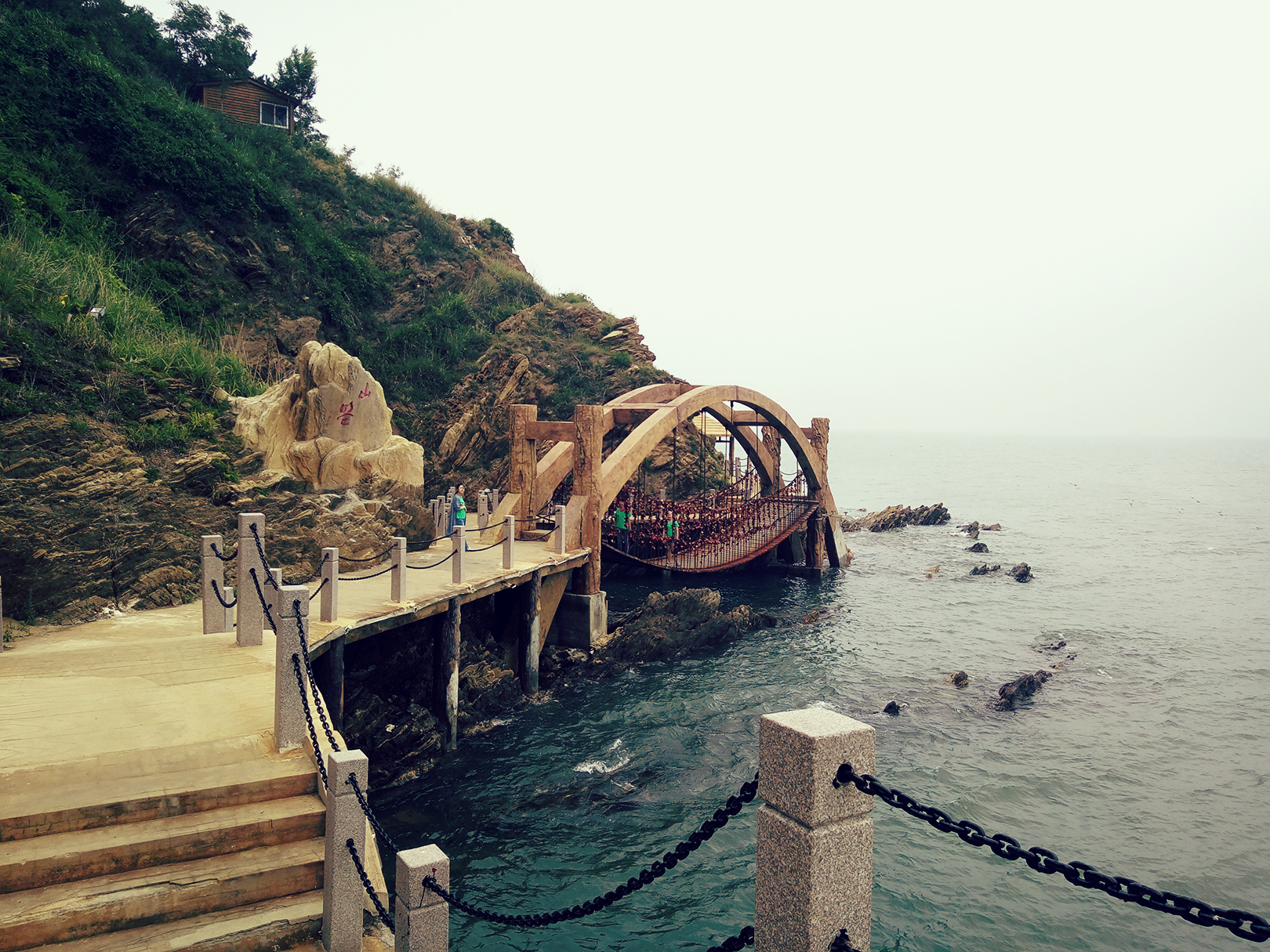 东炮台海滨风景区位于烟台滨海路段,这块海域曾被世界旅游组织专家称
