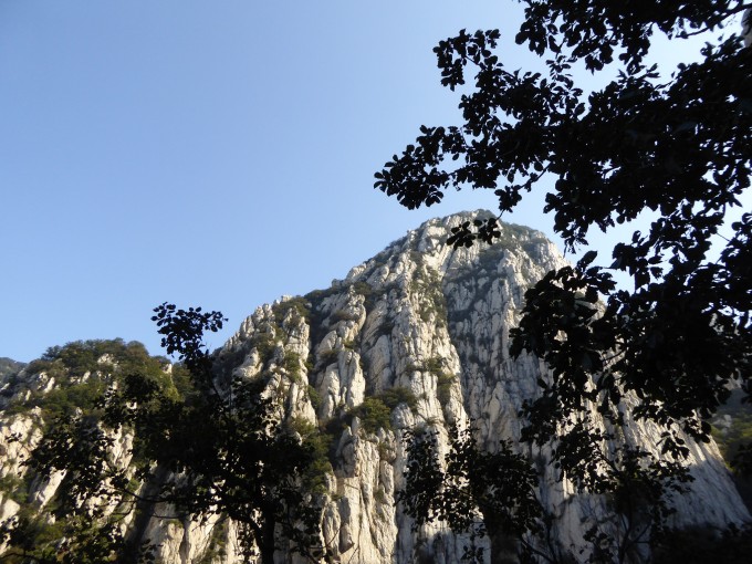 太室山,主峰峻极峰为嵩山之东峰,海拔1492米,主要建筑为中岳庙、嵩阳书院。据传,禹王的第一个妻子涂山氏生启于此,山下建有启母庙,故称之为太室(室:妻也。)。太室山共三十六峰,岩幛苍翠相间,峰壁环向攒耸,恍若芙蓉之姿。主峰峻极峰,则以《诗经嵩高》峻极于天为名,后因清高宗乾隆游嵩山时,曾在此赋诗立碑,所以又称御碑峰。登上峻极峰远眺,西有少室侍立,南有箕山面拱,前有颍水奔流,北望黄河如带。倚石俯瞰,脚下峰壑开绽,凌嶒参差,大有一览众山小之气势。山峰间云岚瞬息万变,美不胜收。正如诗中所说: