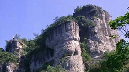 景区内有登云天石廊(全省最高石走廊),青云山主峰状元峰,宋代状元萧