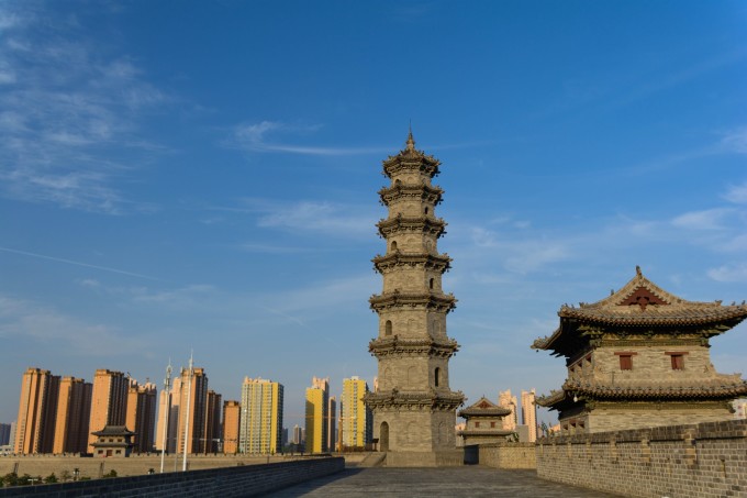 传统宗教道教教理,空则来源于佛教的教理,后来改名为悬空寺,是因为整座寺院就像悬挂在悬崖之上,在汉语中,悬与玄同音,因此得名。曾入选《时代周刊》世界十大不稳定建筑。 在儿童公园坐大巴后,大巴把我们送到了中转站,因为人太少,所以,我们就被转到了另一个旅游大巴上了,然后,旅游大巴直接把我们送到了悬空寺景区的门口。