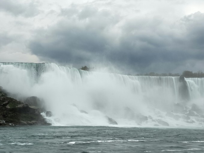 尼亚加拉瀑布(Niagara Falls)位于加拿大安大略