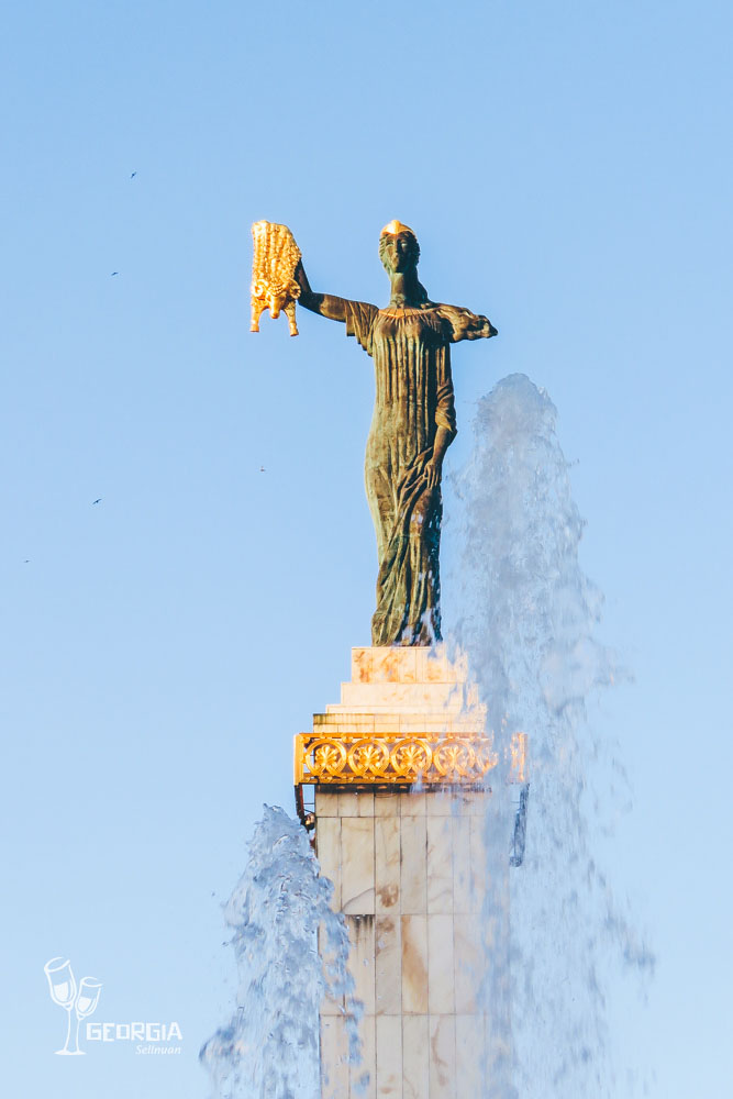 格鲁吉亚真是太喜欢用金色了, 希腊神话中,美狄亚帮助阿松智,智取金