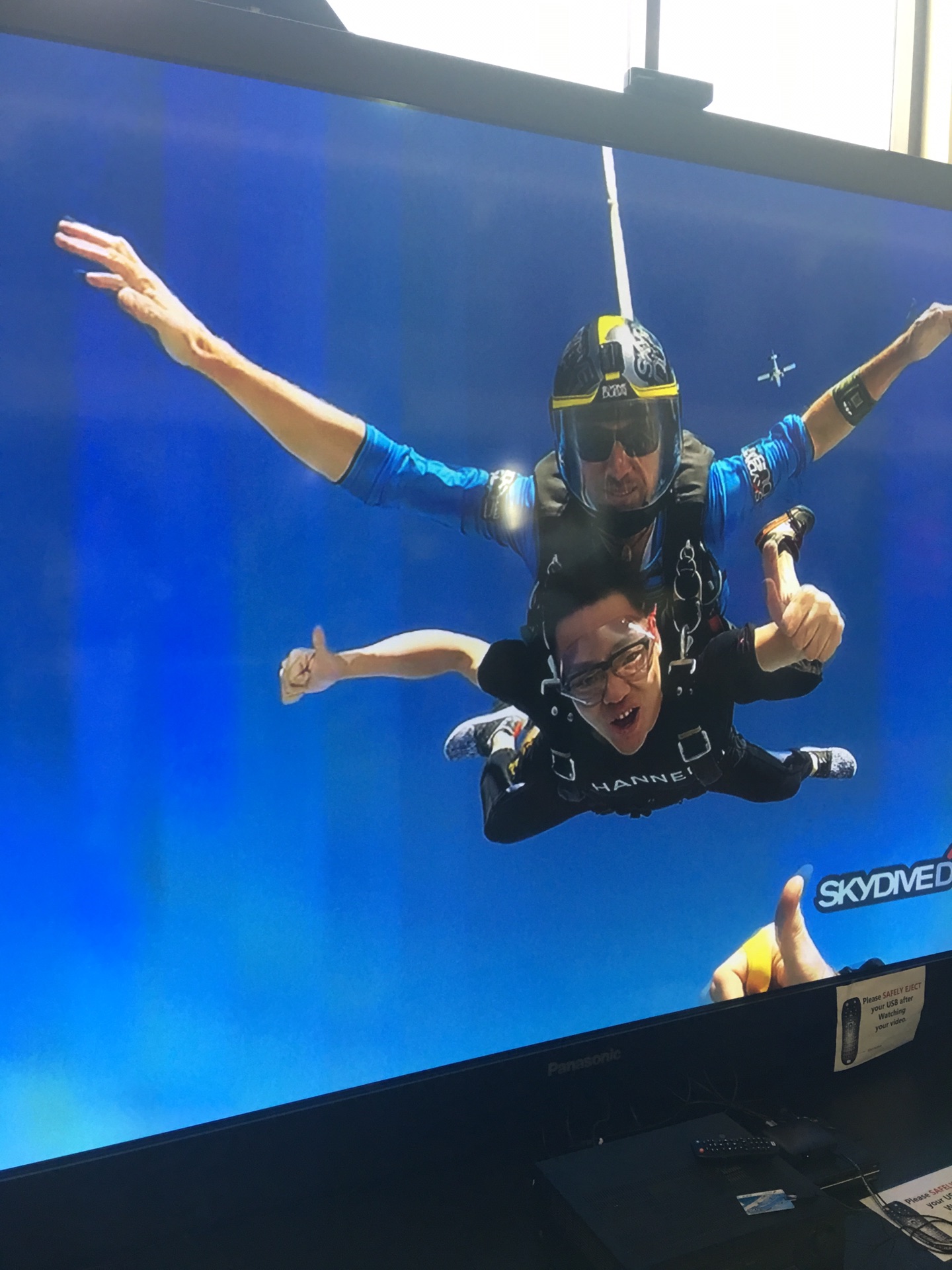 为了跳伞去迪拜!