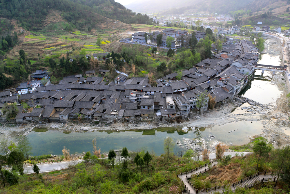 青木川位于陕南汉中宁强县西北角,地处陕,甘,川三省交界处,西连四川