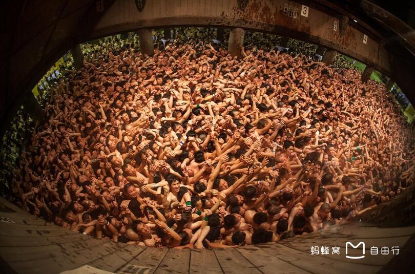 人们相信,谁能摸到他,就会获得幸福,所以,身穿相扑兜裆布的男人们为了